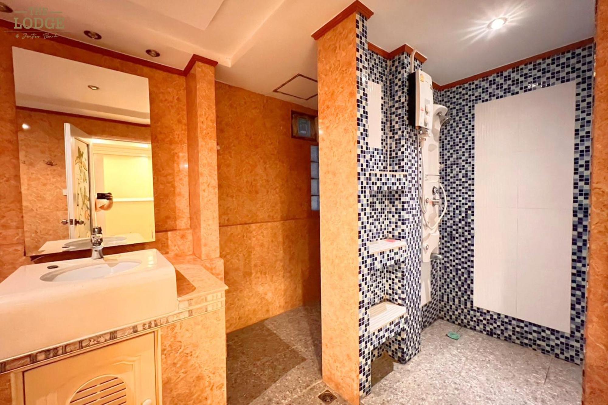 Hotel The Jomtien 9
