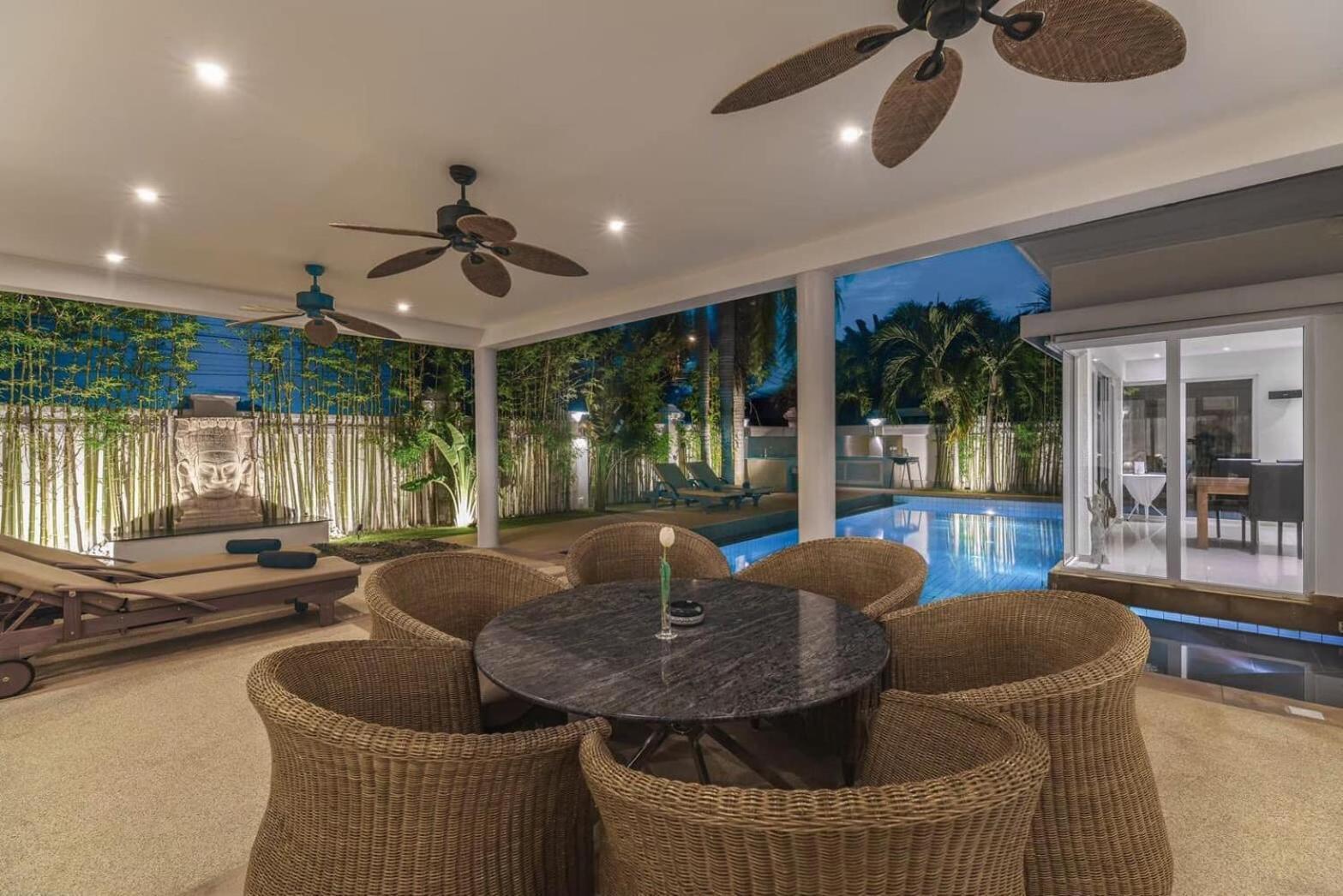 Villa Pool Pattaya H52 *