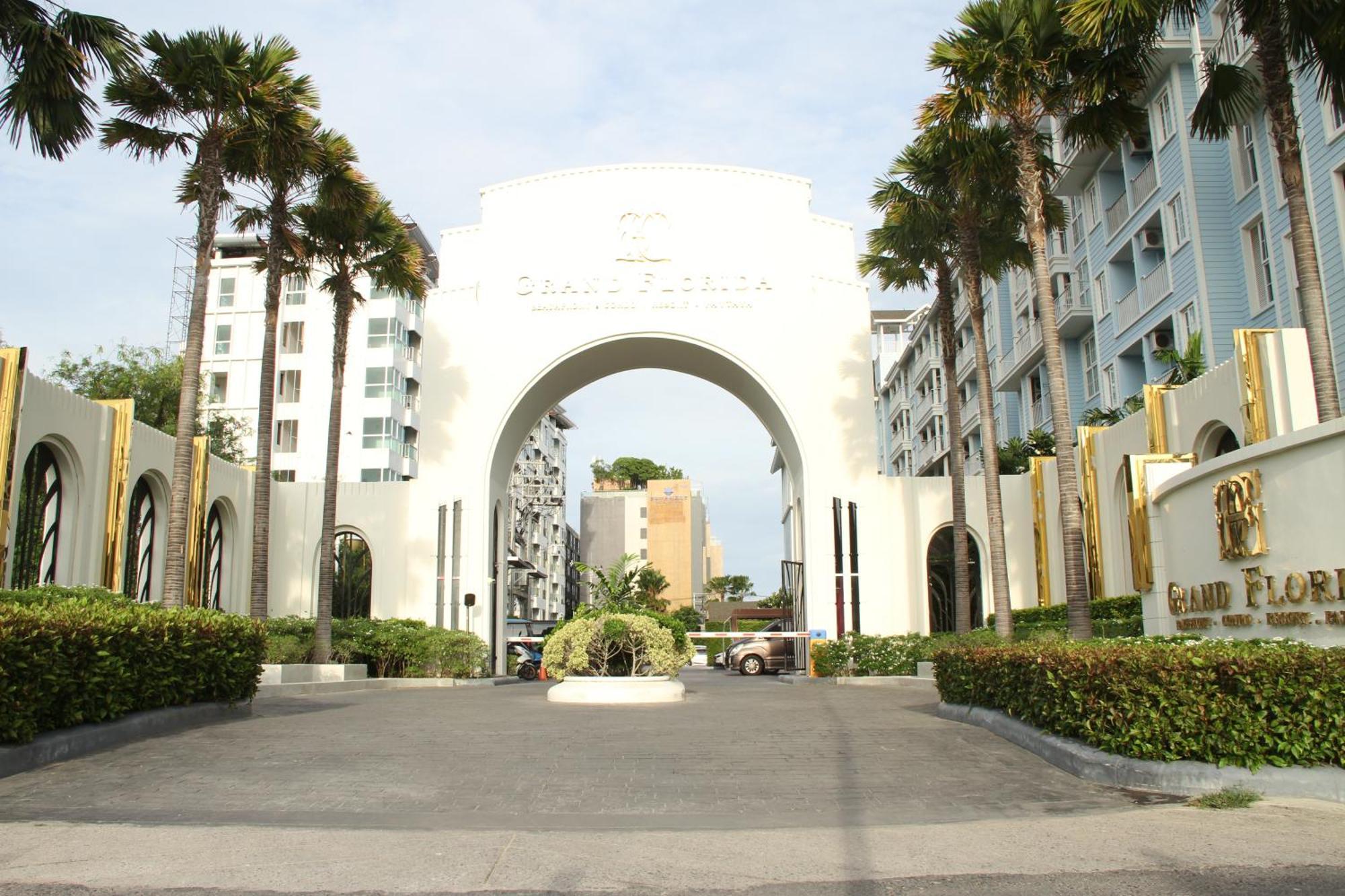Grand Florida芭提雅带免费游泳池温泉桑拿浴和健身房瑜伽室私家海滩公寓e206 Na Chom Thian