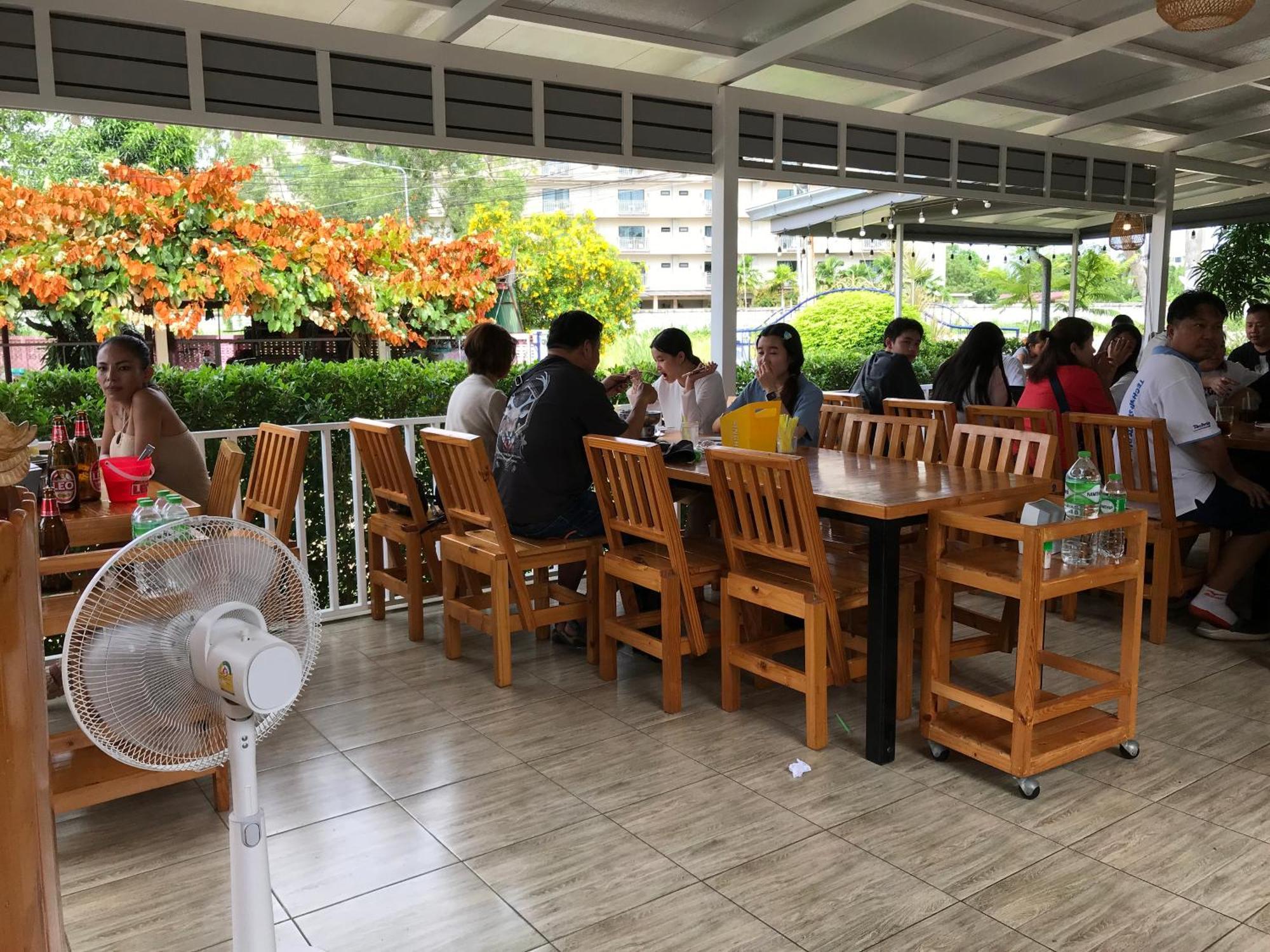 Grand Florida芭提雅带免费游泳池温泉桑拿浴和健身房瑜伽室私家海滩公寓e206 Apartment