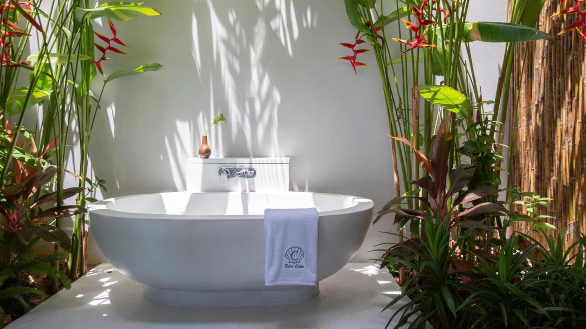 Chic Baan Capo - Luxury Four Bedroom Beachfront Villa *