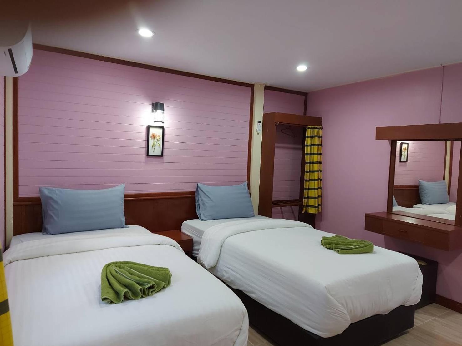 Haad Somboon House Resort *