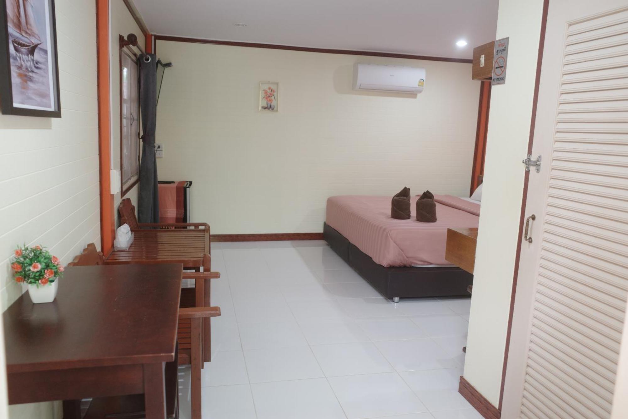 Haad Somboon House Resort *