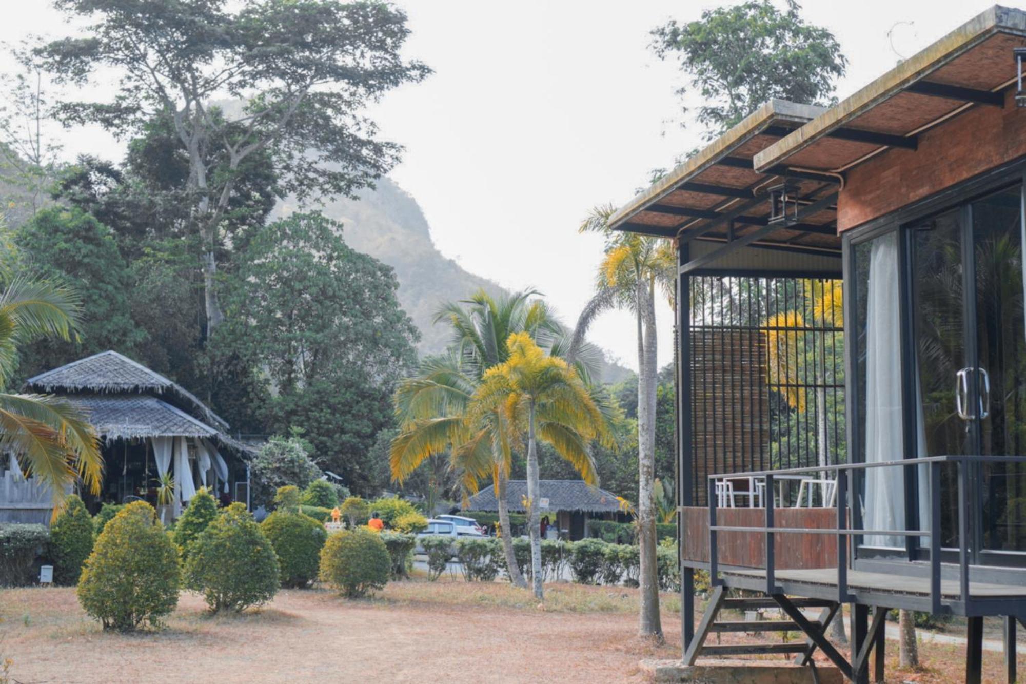 Chiewlan Camp And Ban Pha Saeng Lang