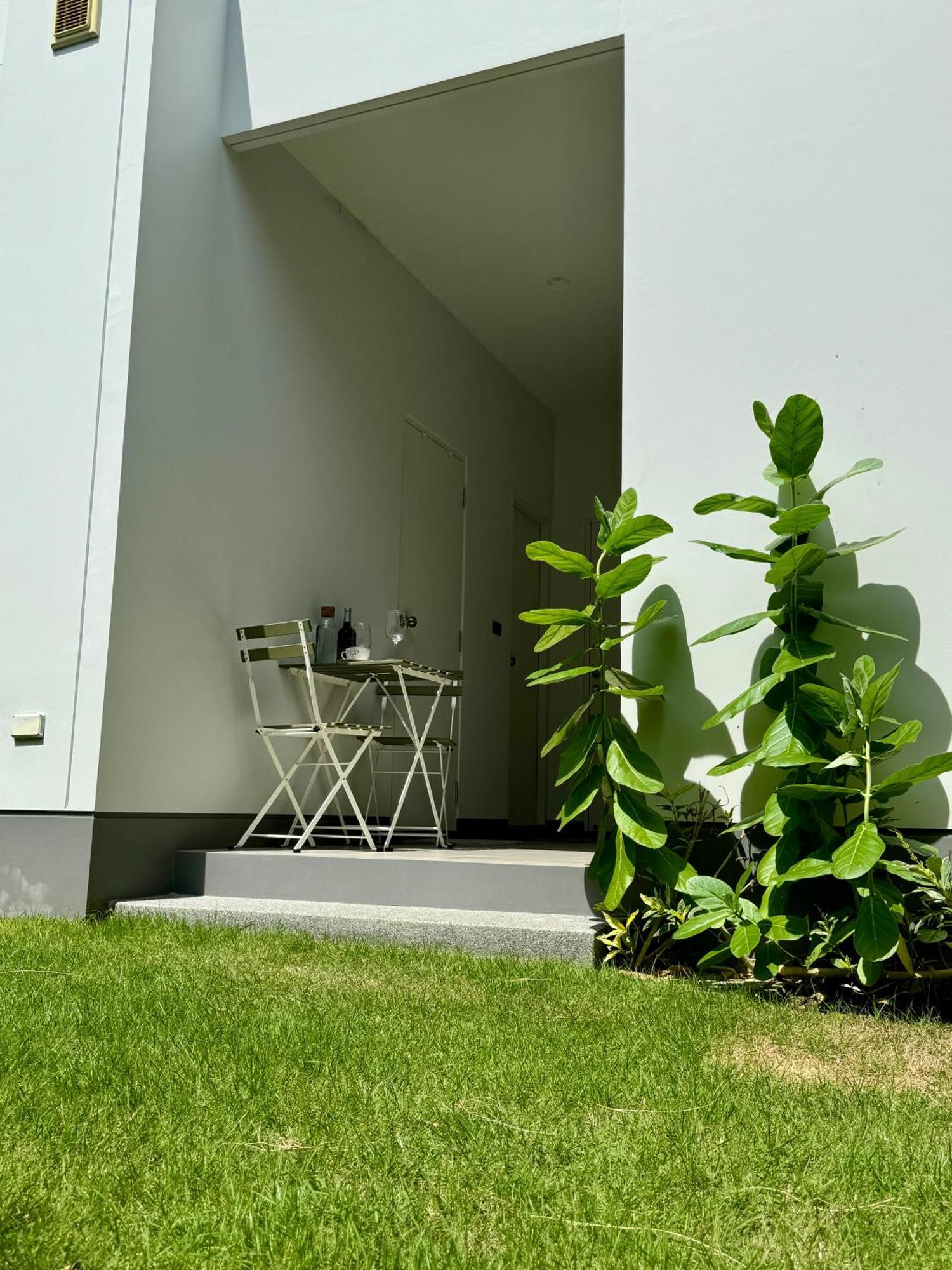 Garden With Private Entrance In Luxury *