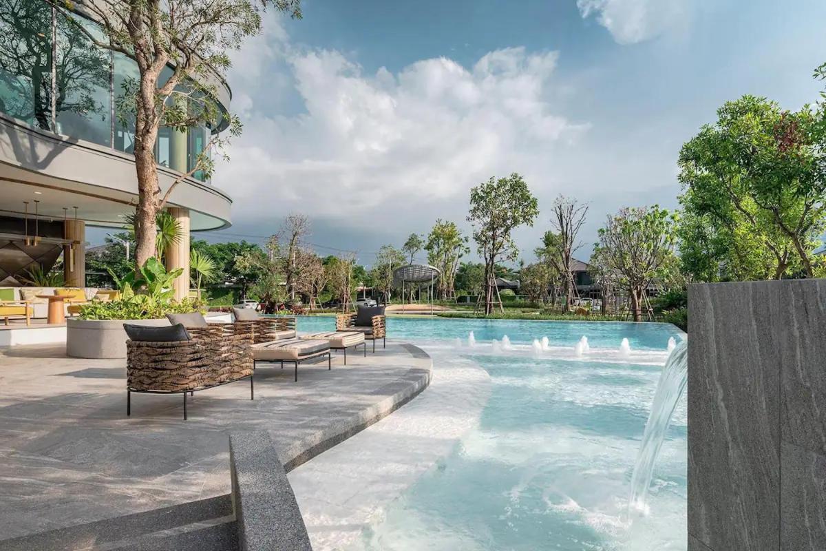 Garden With Private Entrance In Luxury Bangkok