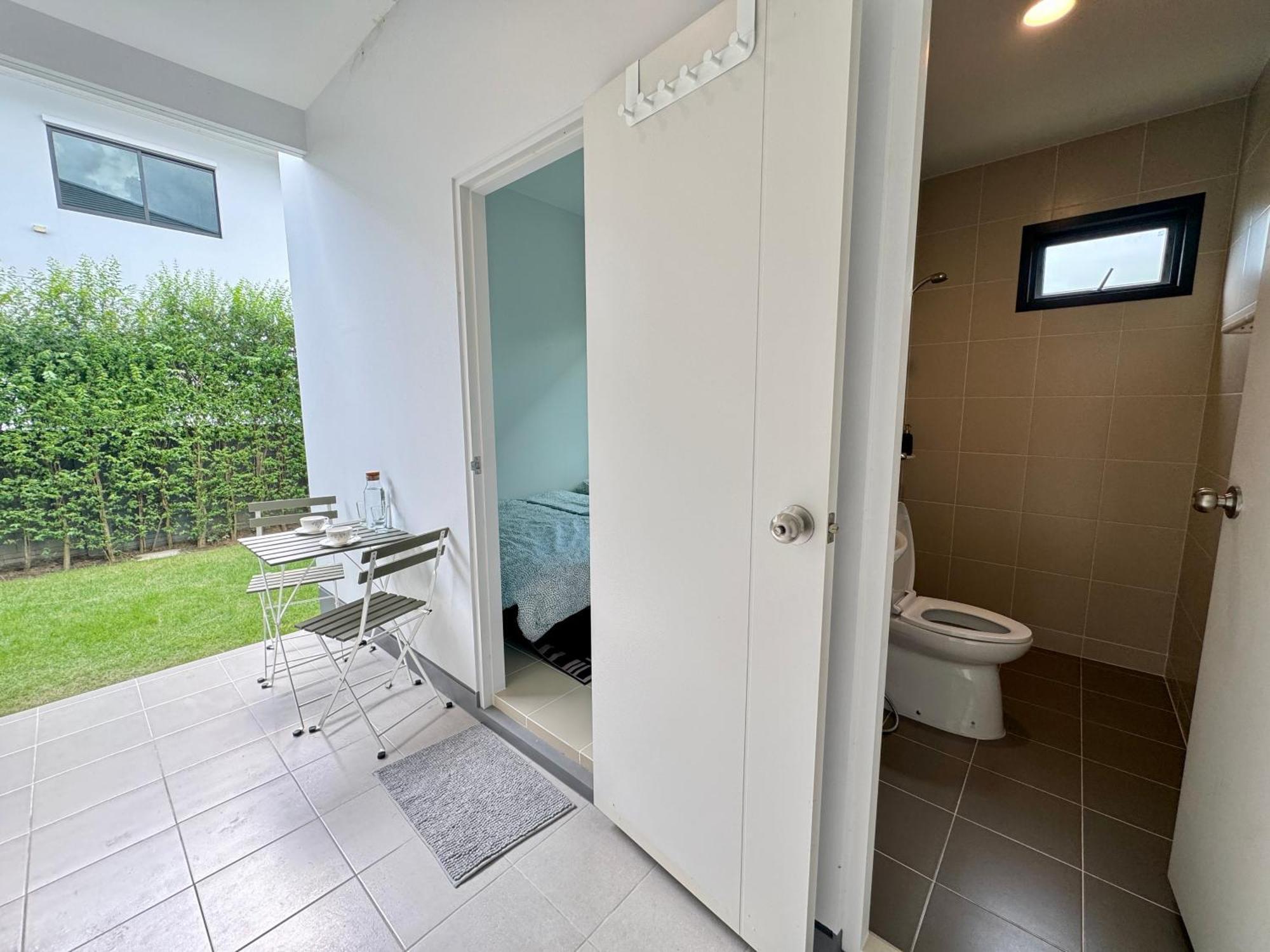 Garden With Private Entrance In Luxury Homestay Bangkok