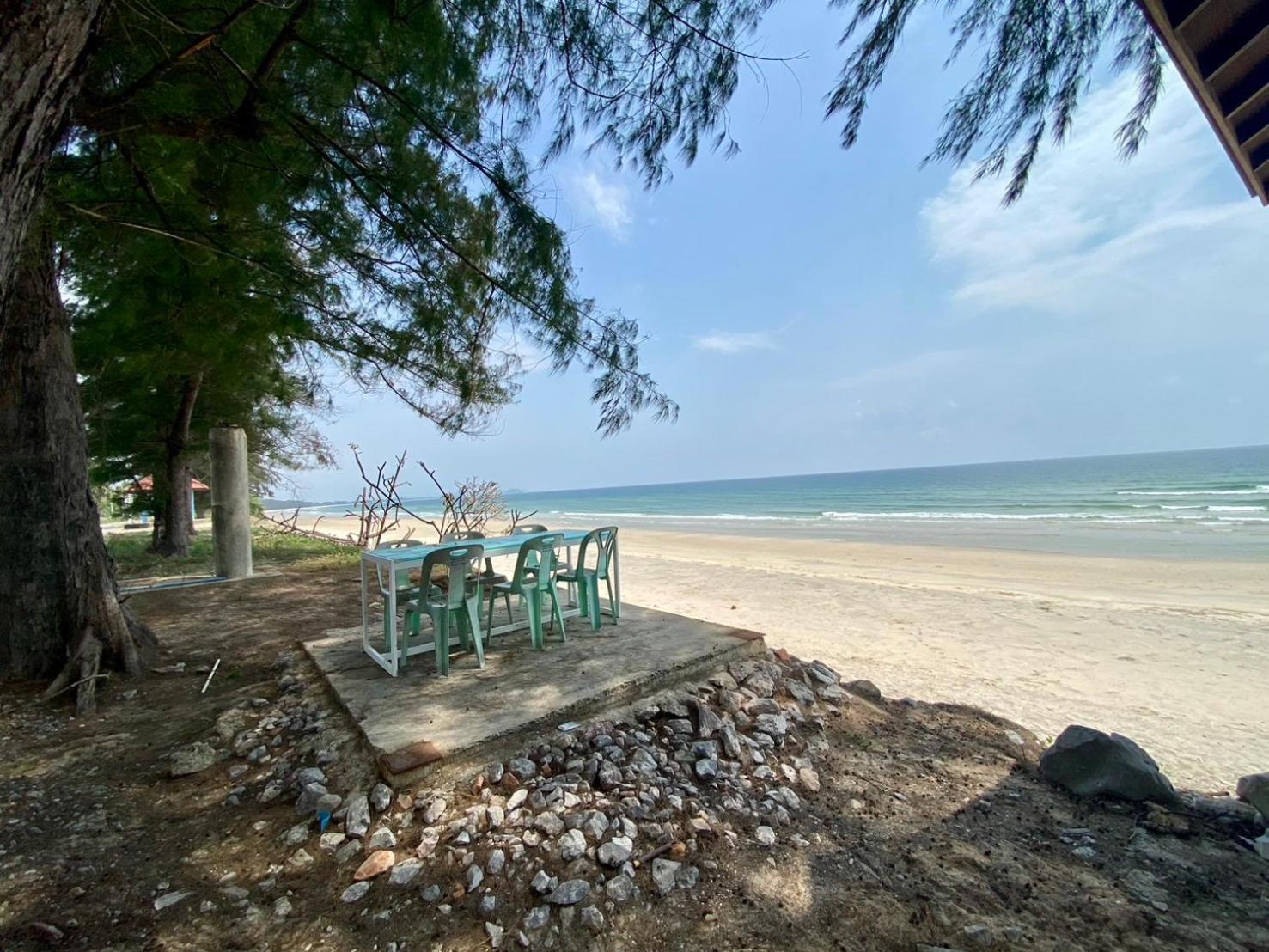 หาดทรายขาวรีสอร์ท *