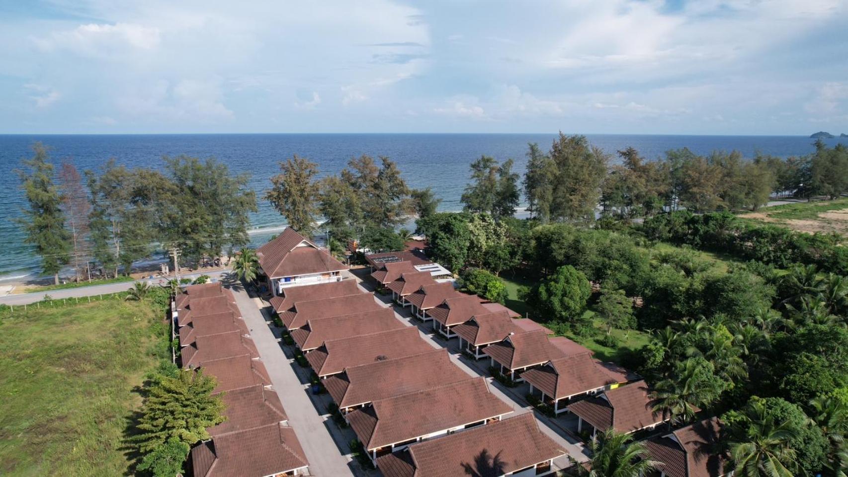 หาดทรายขาวรีสอร์ท Bang Saphan