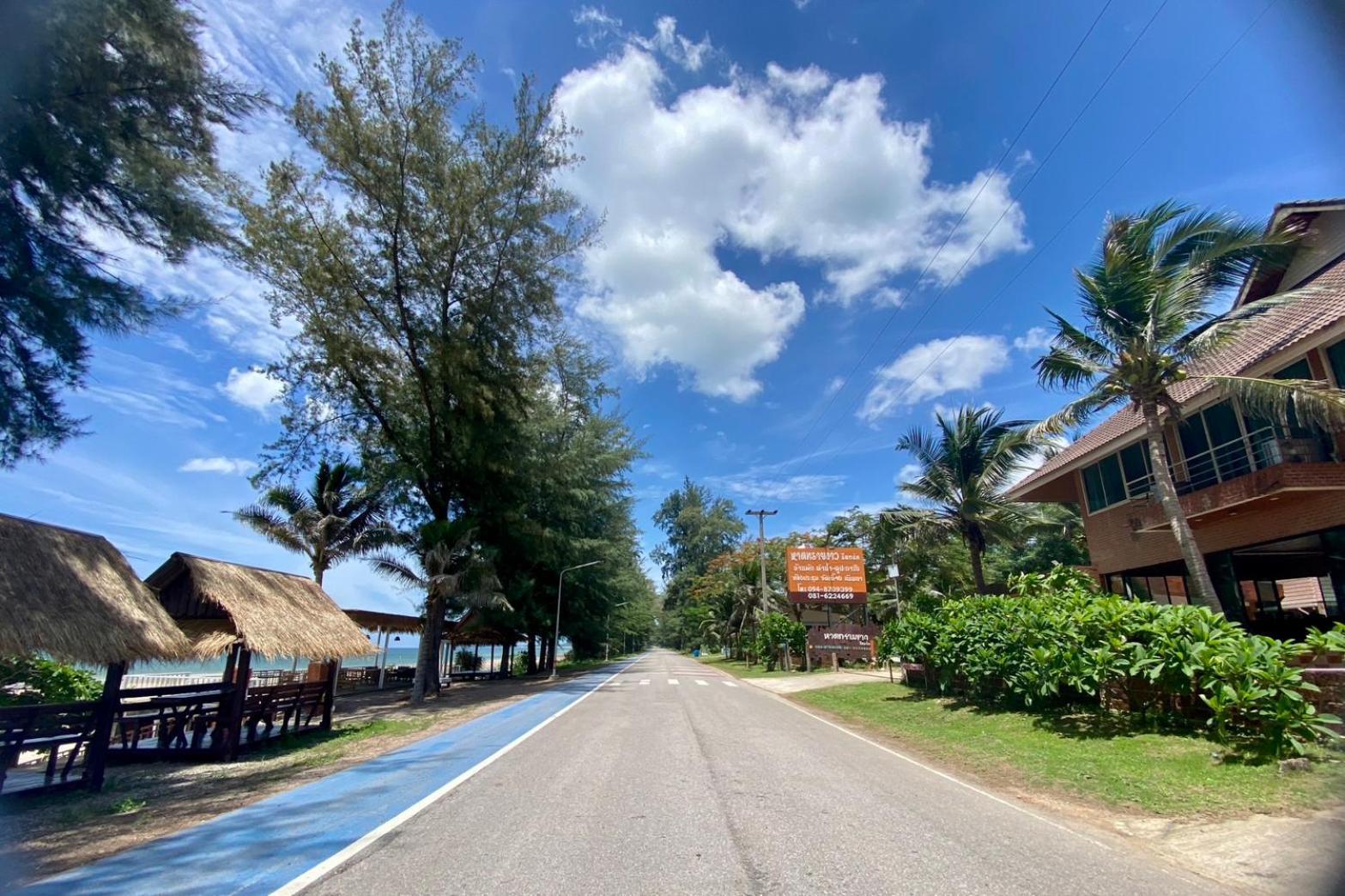 หาดทรายขาวรีสอร์ท * Bang Saphan