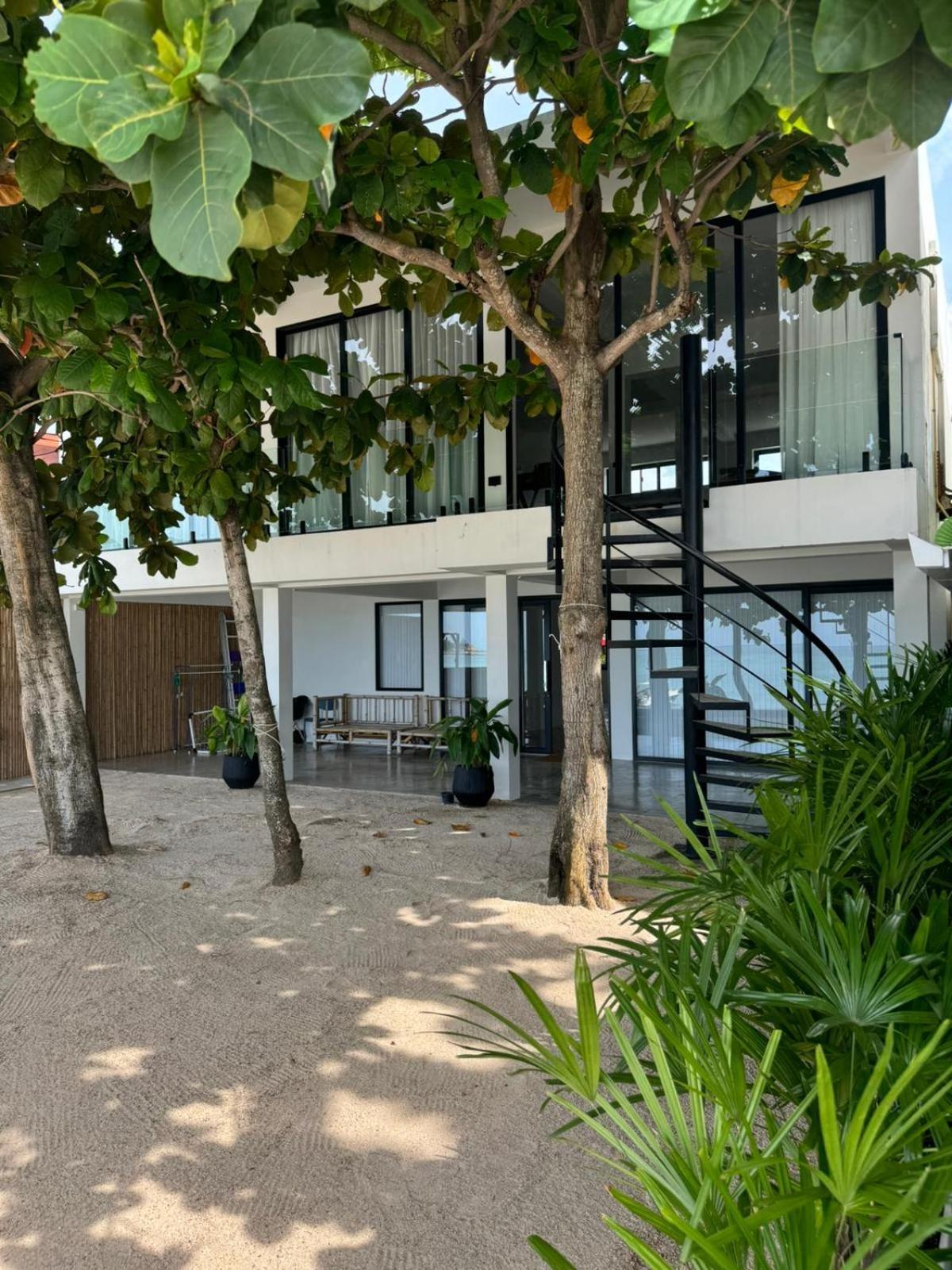 Muse&mingle Contemporary Beachfront Loft Apartment Chaloklum