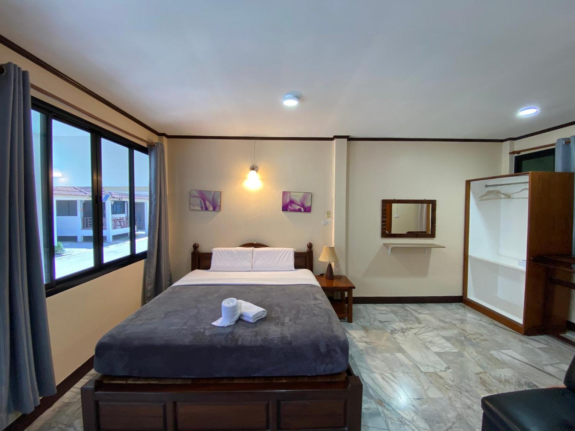 หาดทรายขาวรีสอร์ท * Bang Saphan