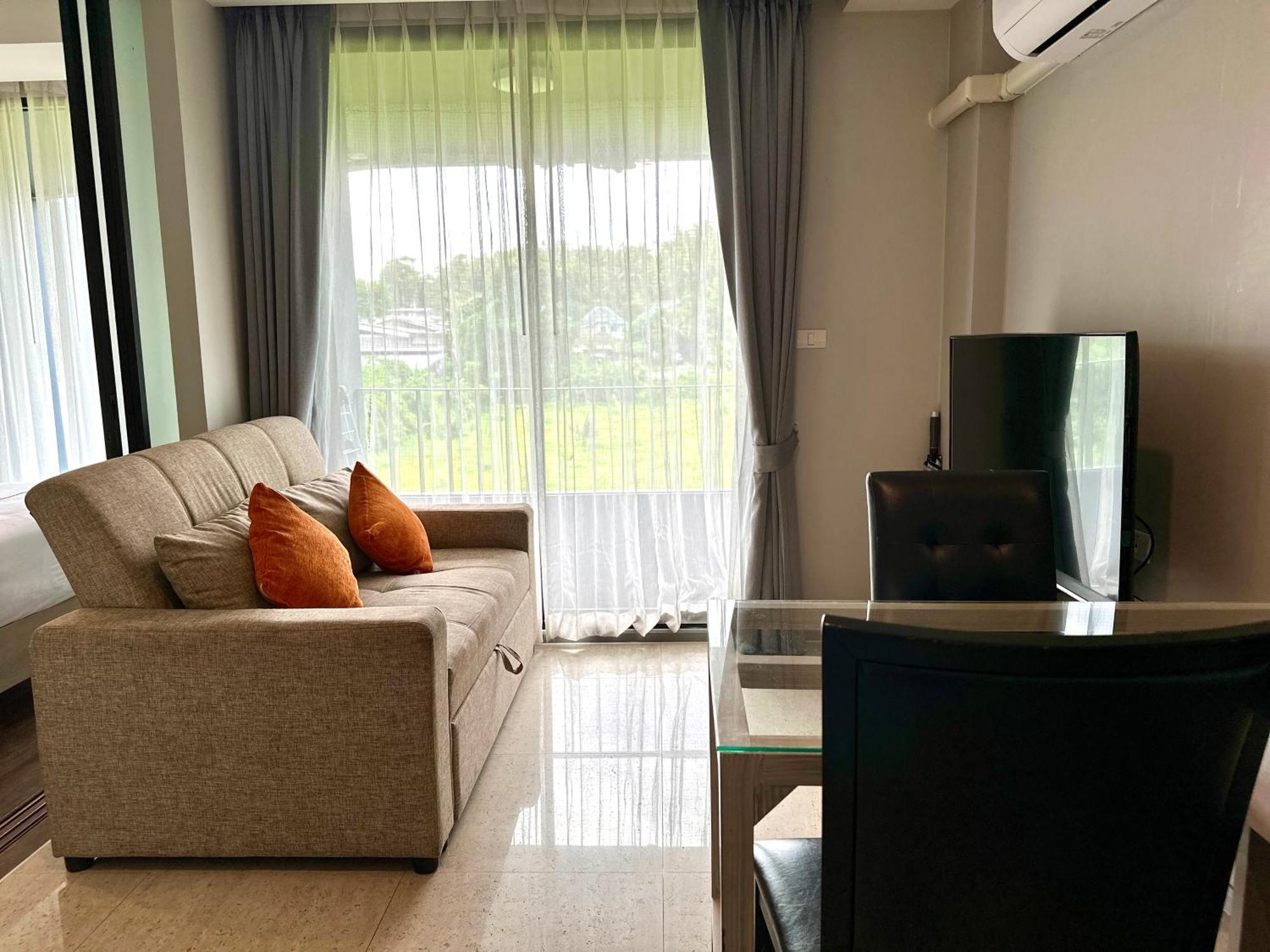 6th Avenue Surin Beach (Phuket)
