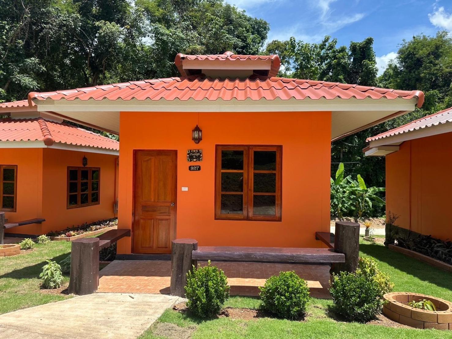 Baanphuthadol Resort