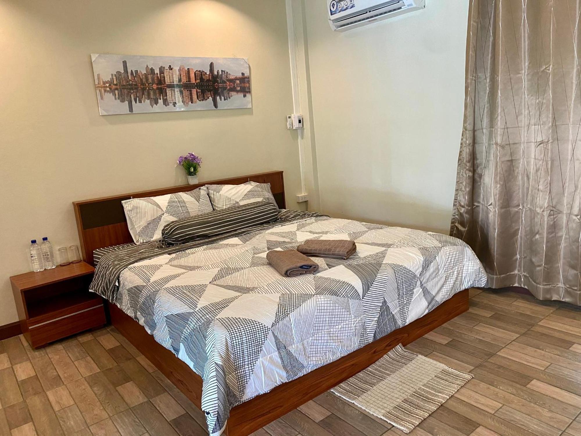 นพรัตน์การ์เด้นฮิลล์ Guest house Uthai Thani