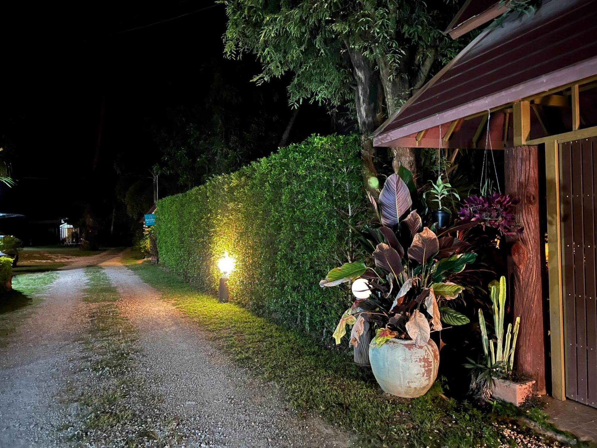 Guest house นพรัตน์การ์เด้นฮิลล์ Uthai Thani