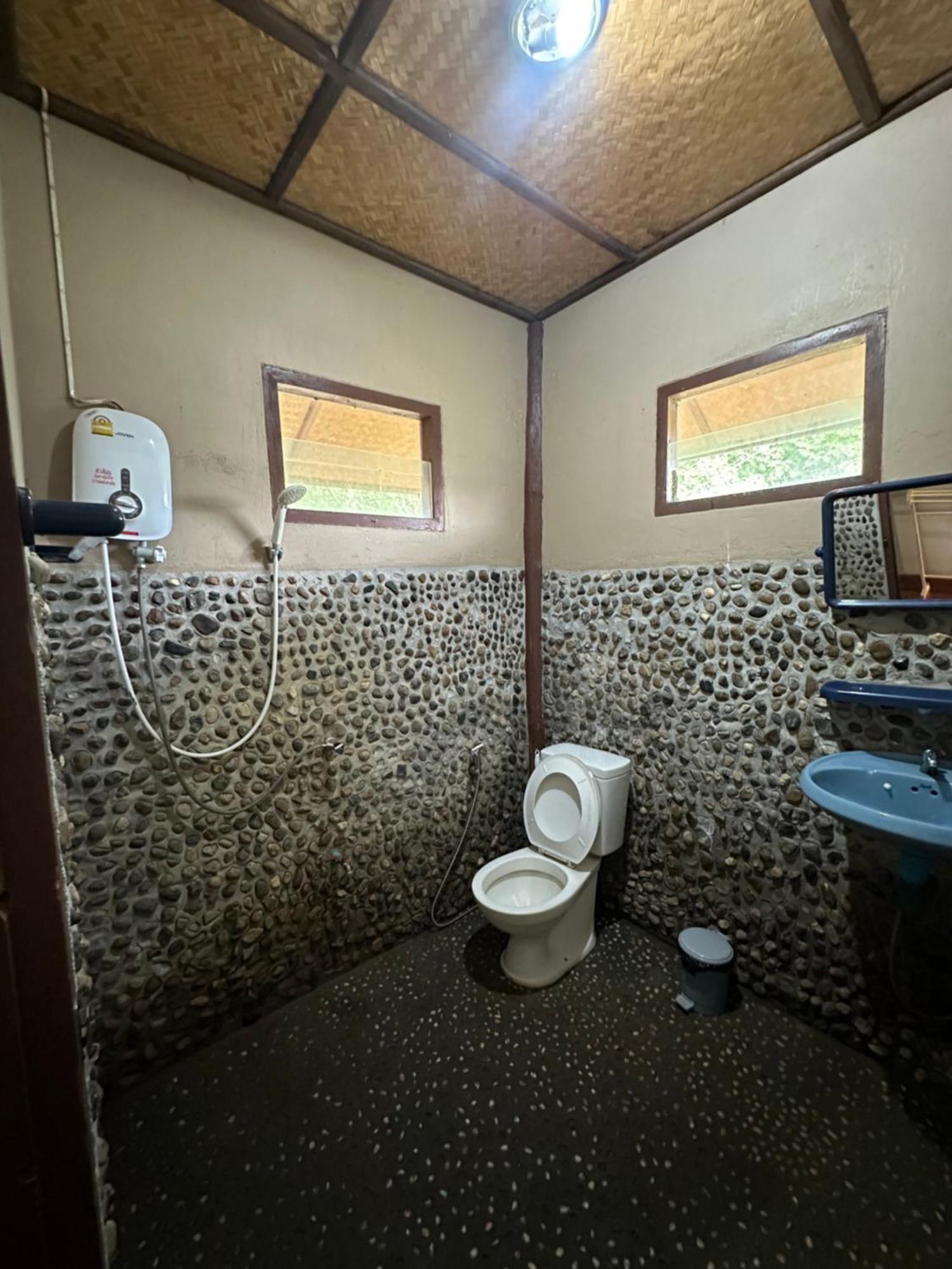 Fourtwoeight Pai Kampong Huaibu