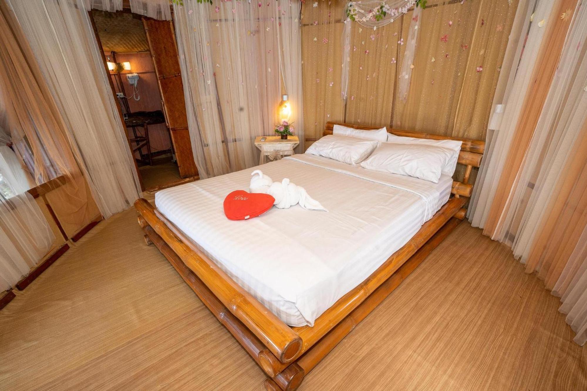 Pareehut Ko Si Chang