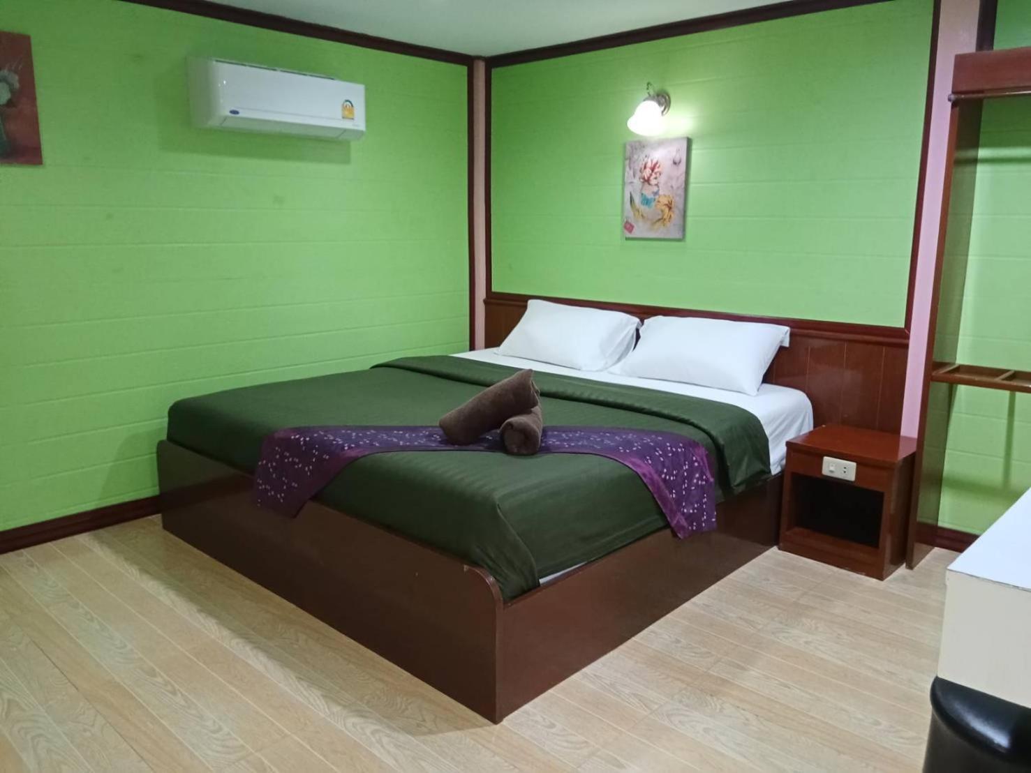 Haad Somboon House Bang Saphan