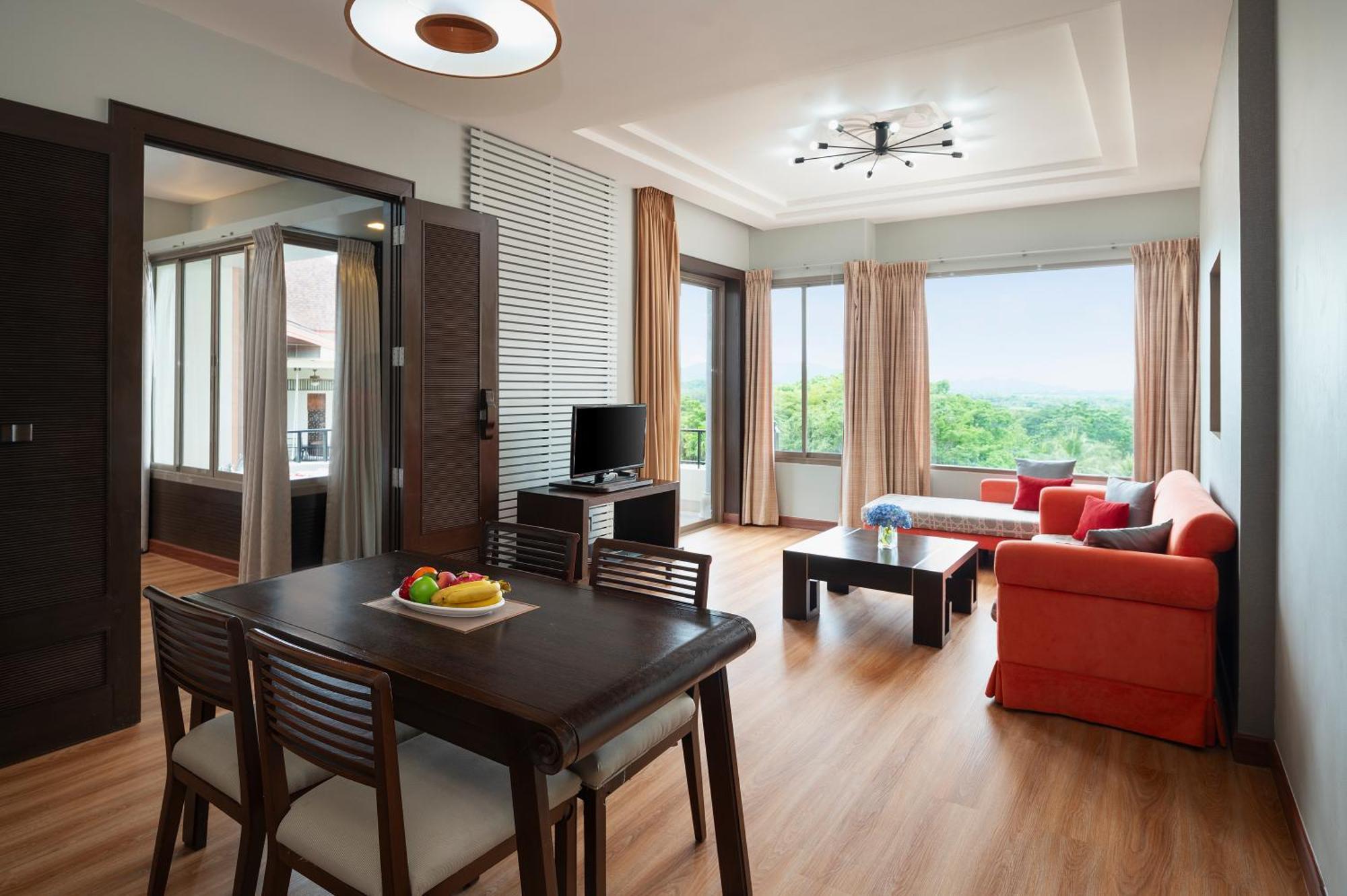 Springfield Village Golf & 4*