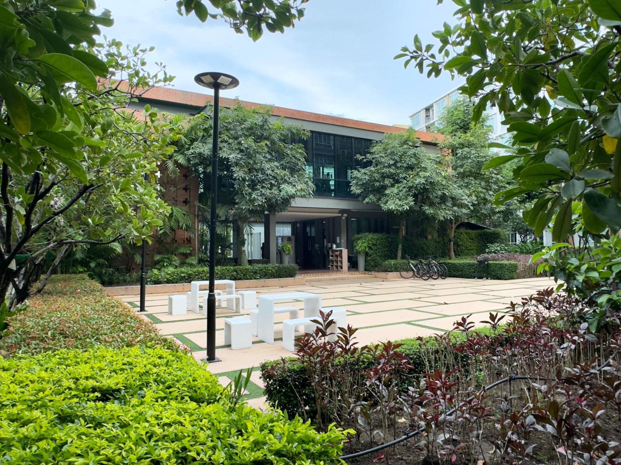 Apartment Dcondo Is Next To The Mall
