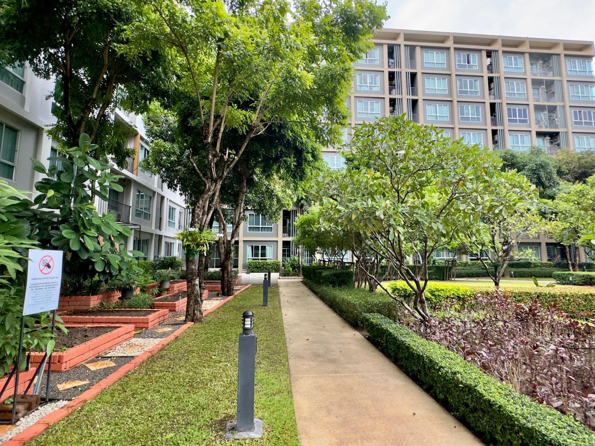 Apartment Dcondo Is Next To The Mall
