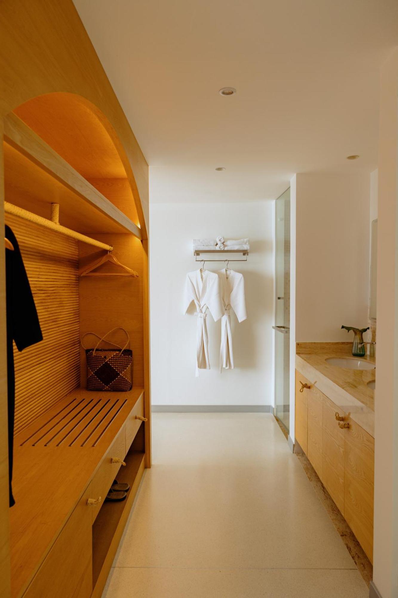 Elite Atoll Beachfront Hotel 4*