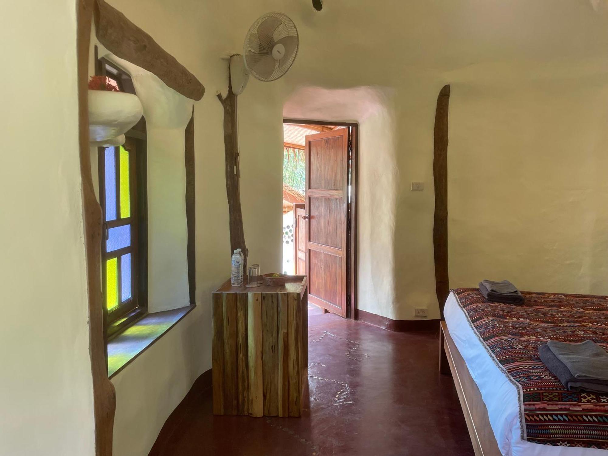 Bed & Breakfast Roundhouses