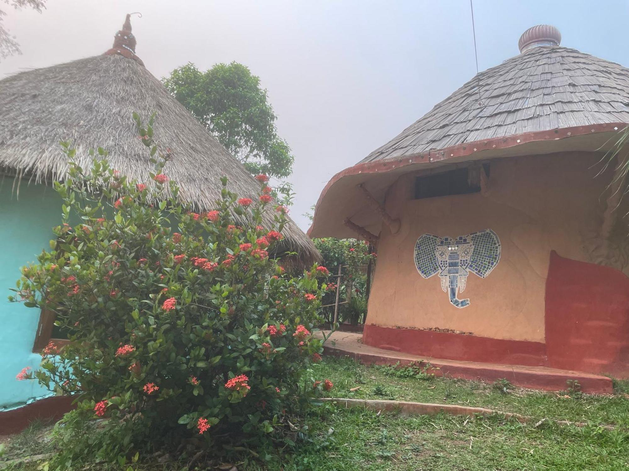 Roundhouses Bed & Breakfast *