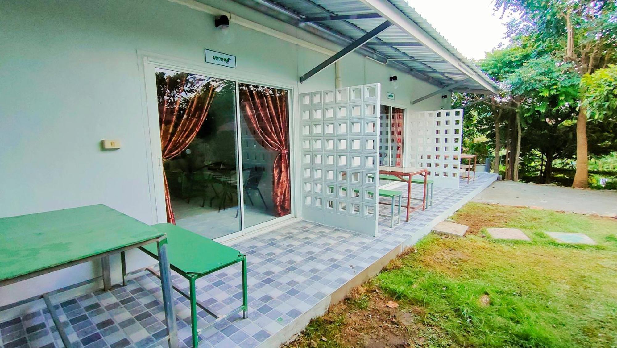 Guest house Baan Mai Hom Suan Phueng