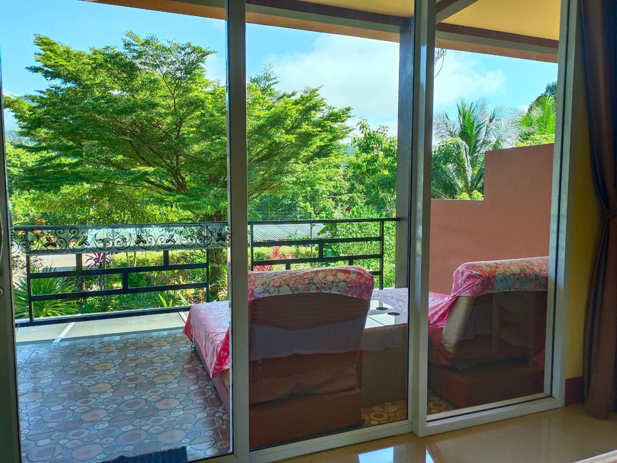 Khao Sok Country Hotel 2*