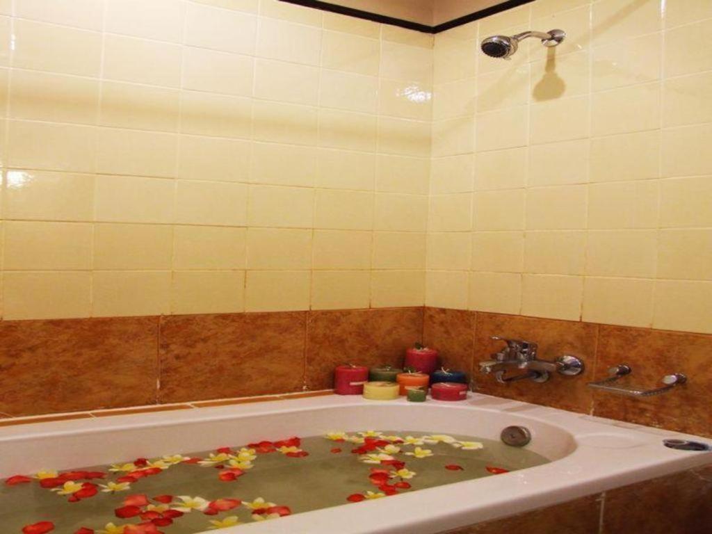 Sarita Cha Let And Hotel