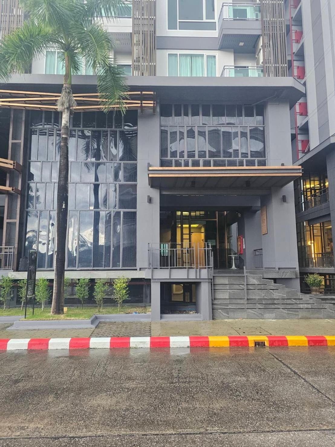 เจ เดอะพาร์ค คอนโดเทล Apartment *