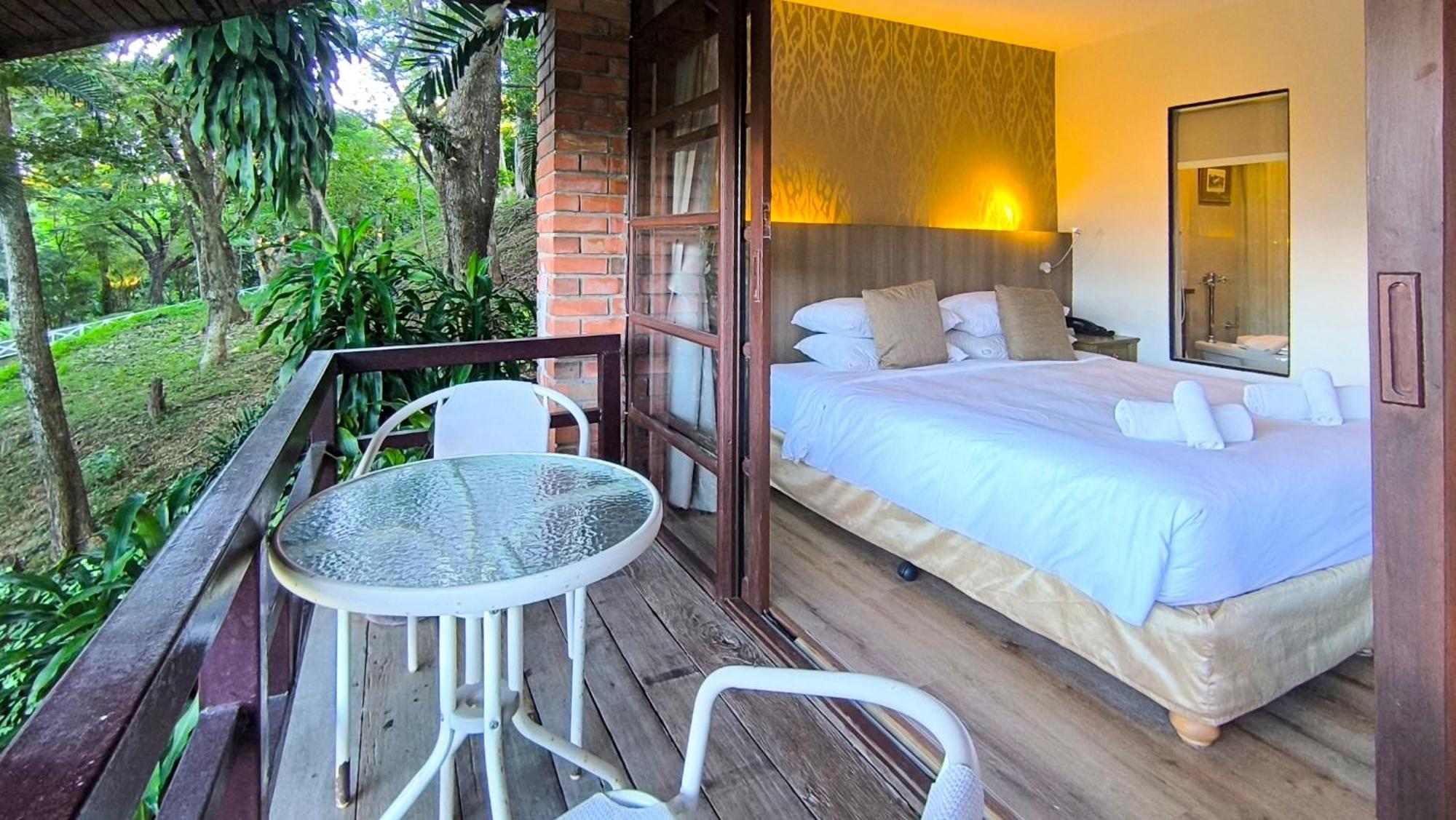 Issara Boutique Winery Hotel 4*