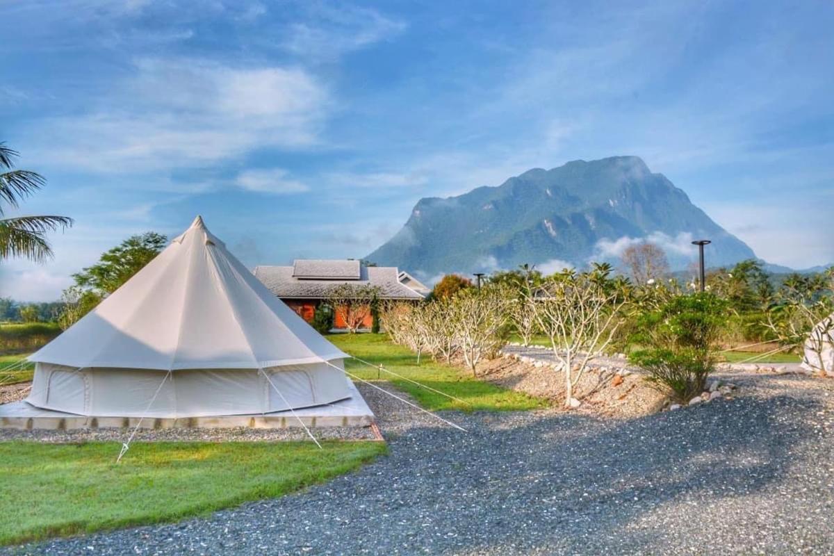 The Wes Village, Incl Free Breakfast & 100 Thb Food Gift Bed & Breakfast