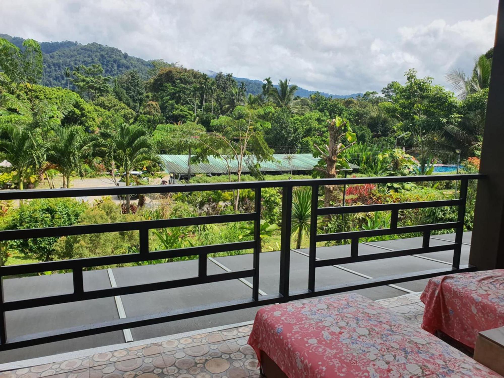 Khao Sok Country Hotel 2*