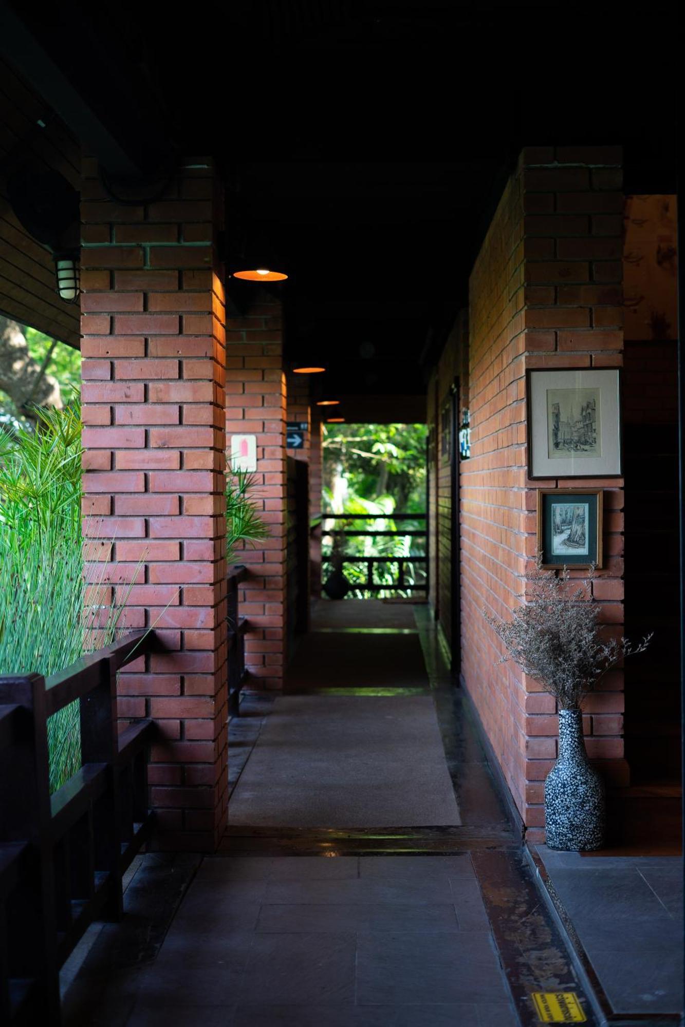 Issara Boutique Winery Hotel Muak Lek
