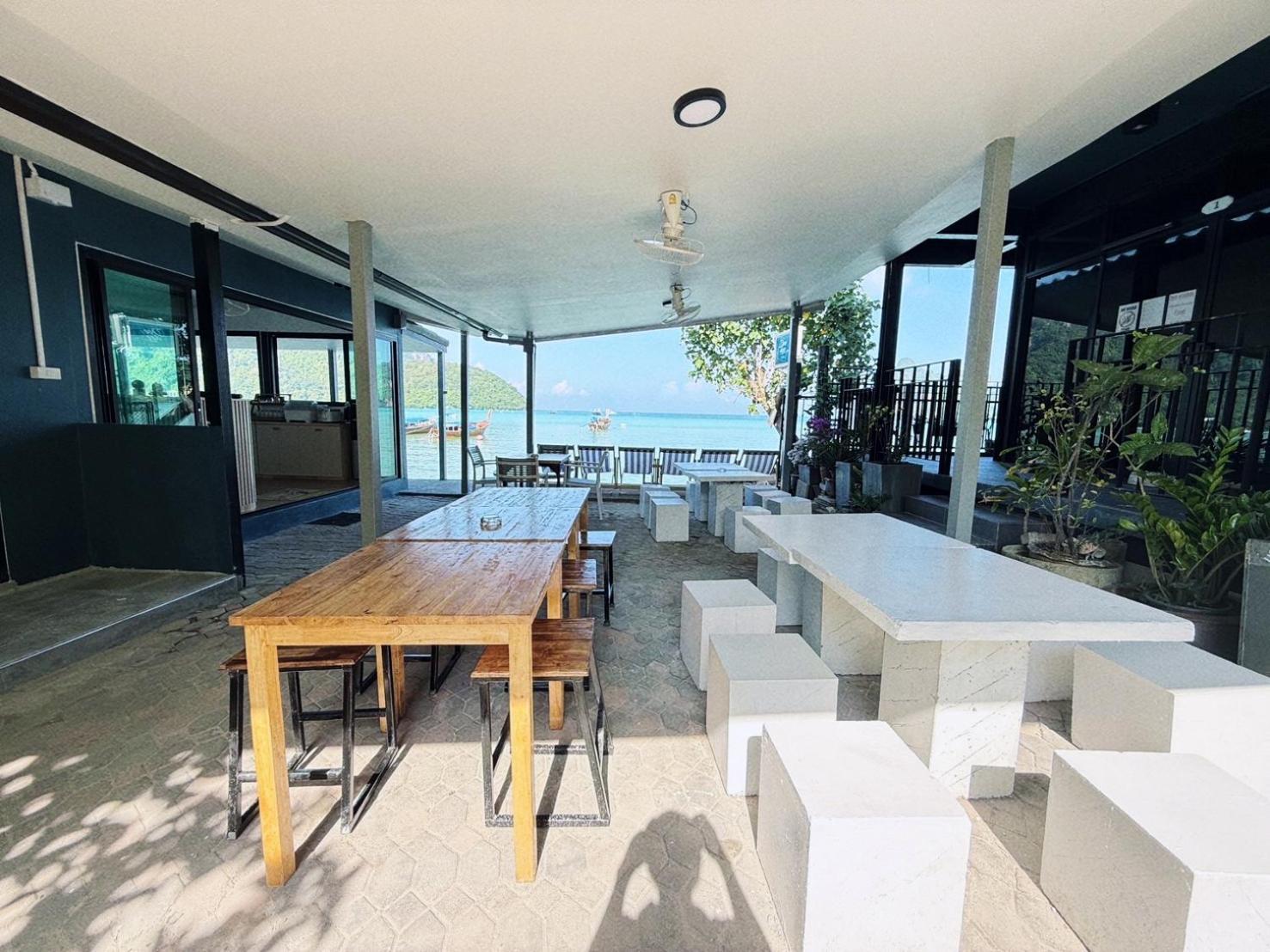 Hostel Dee Dee Sea Front *