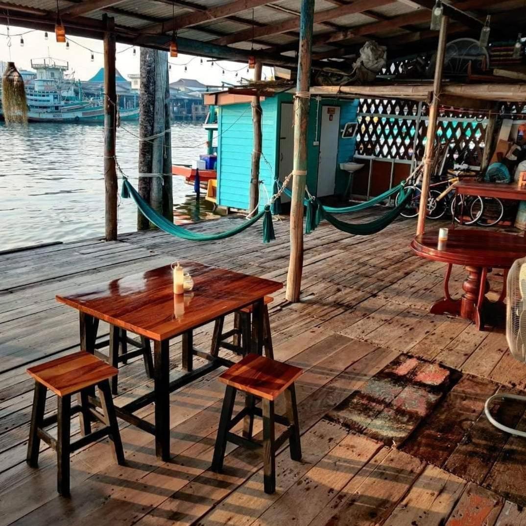 Rub Lom Chom Klong