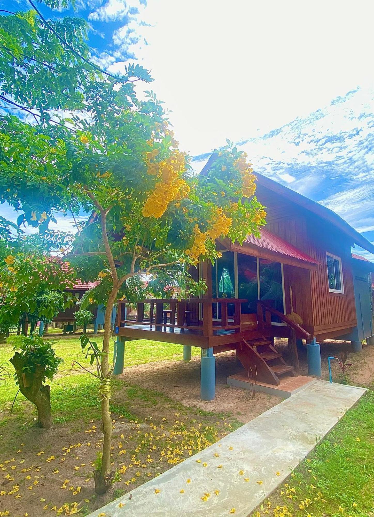 Nadia Kohjum Resort 2*