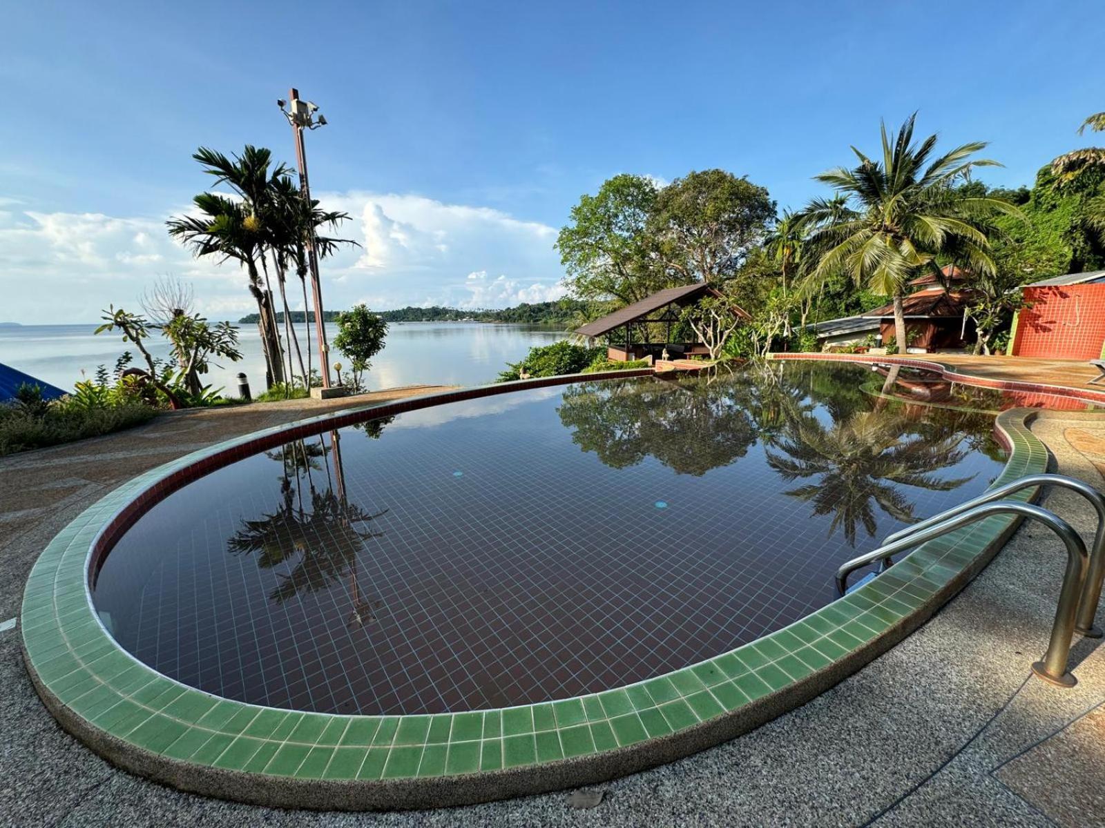 Buri Hut Natural Koh Mak