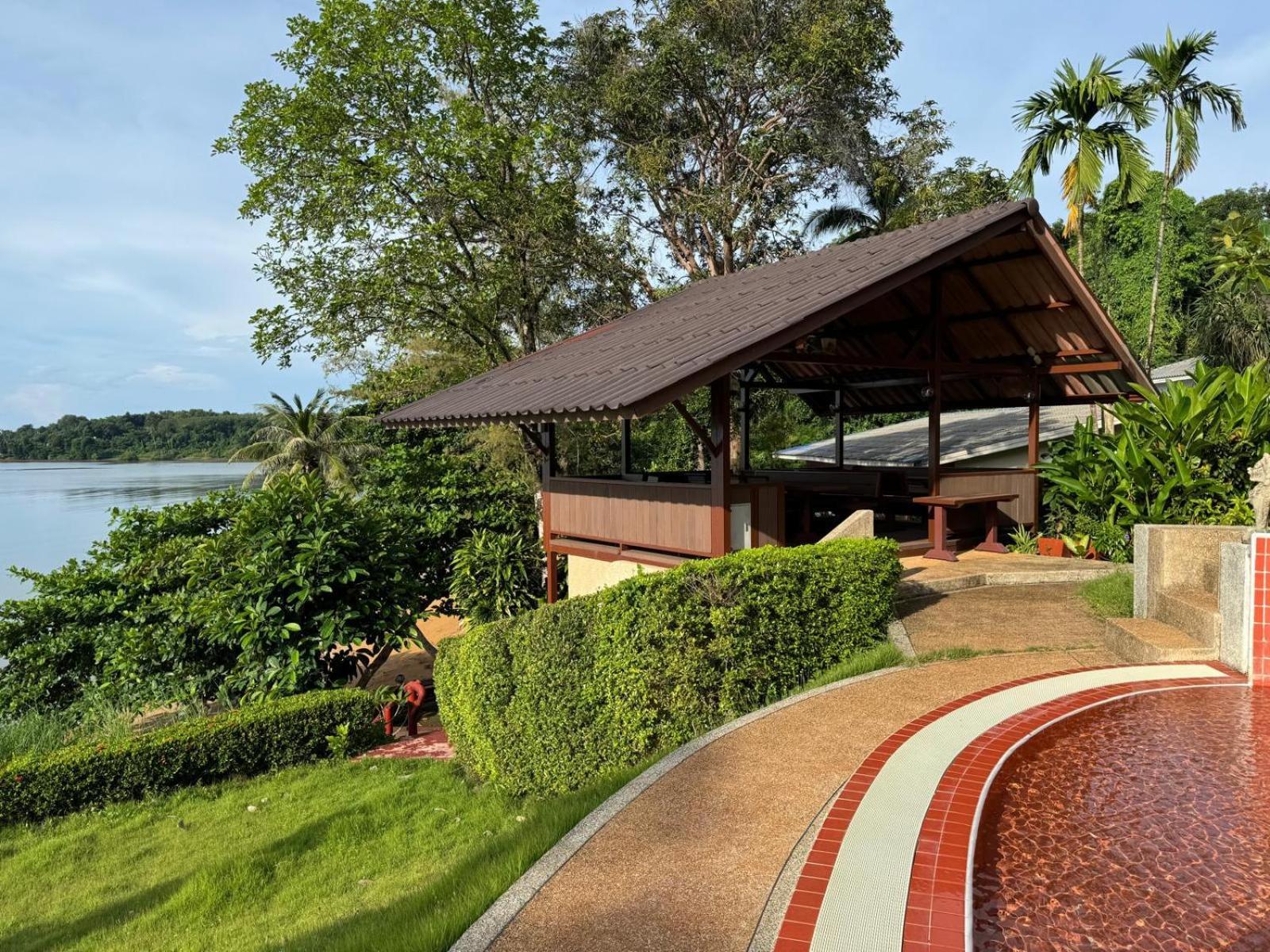 Buri Hut Natural 3*