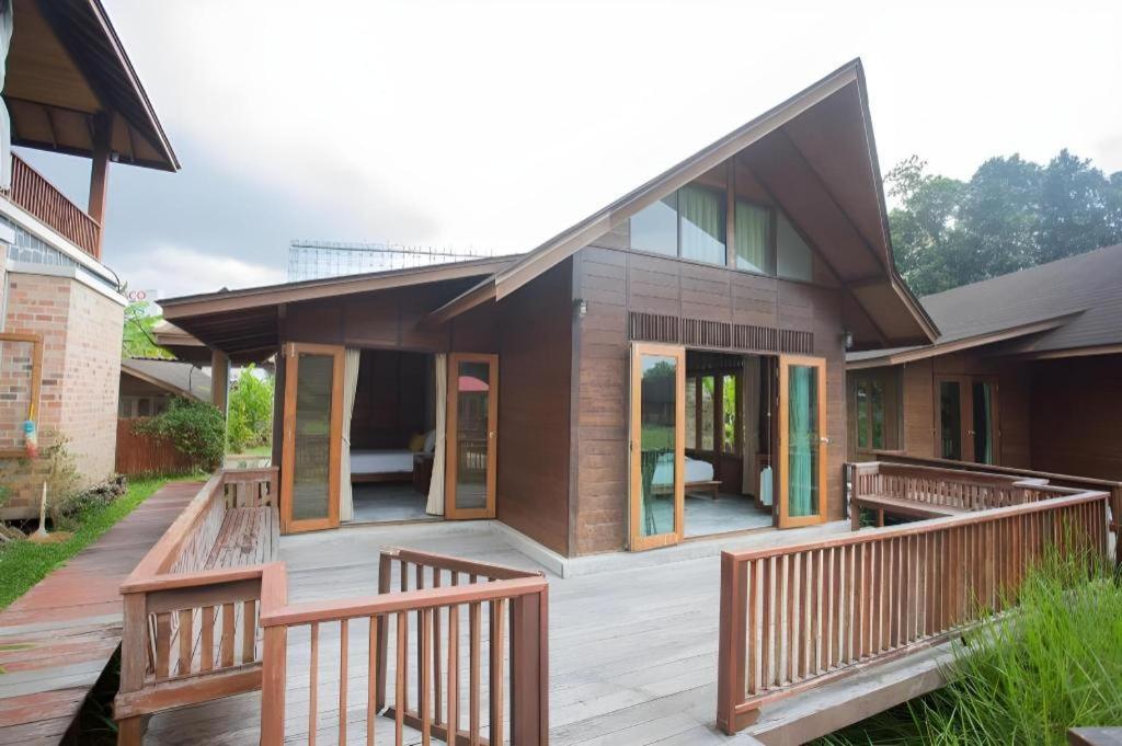 100 Islands & Hotel Surat Thani