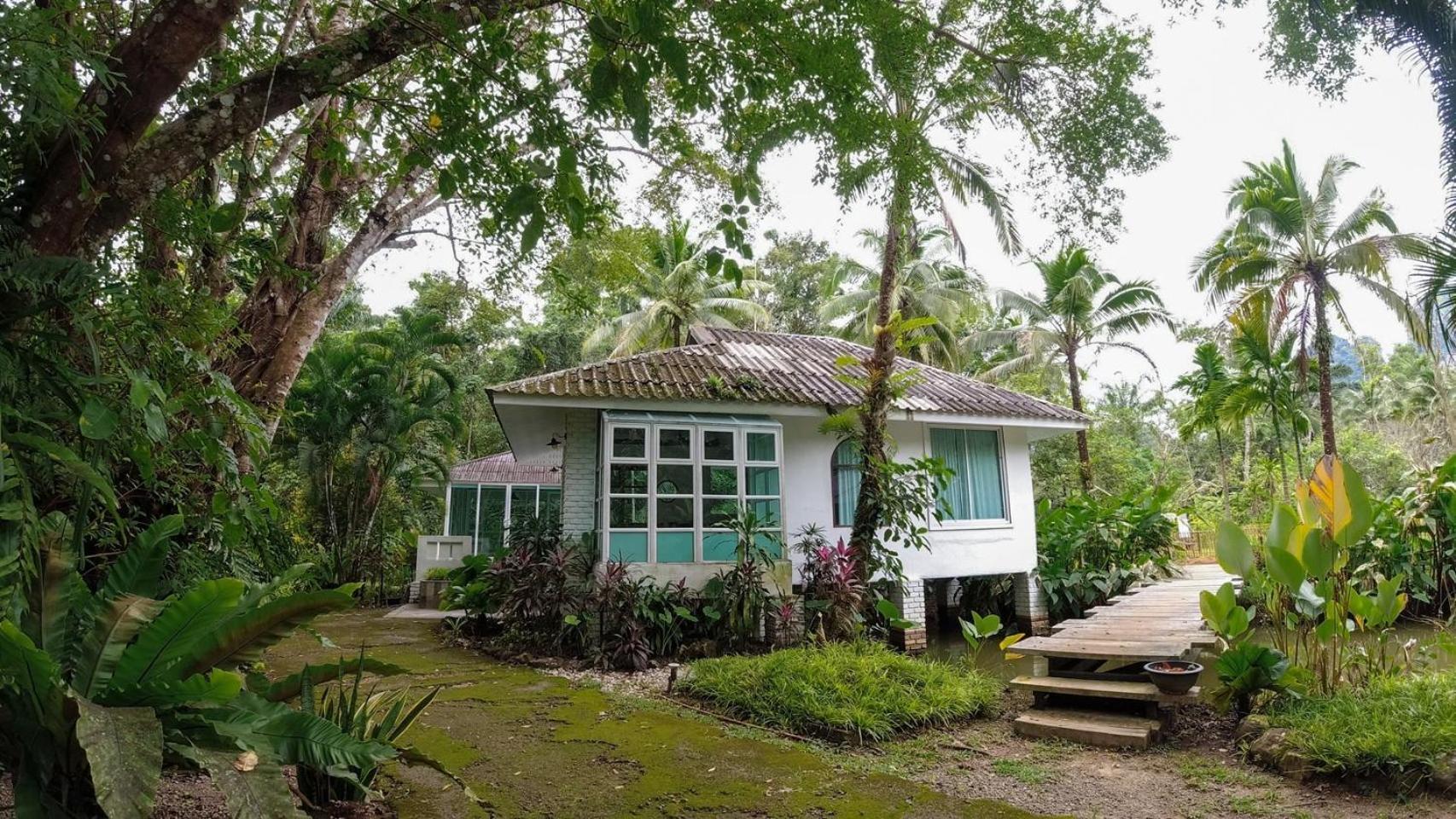 Blu Monkey Pooltara & Pet Friendly