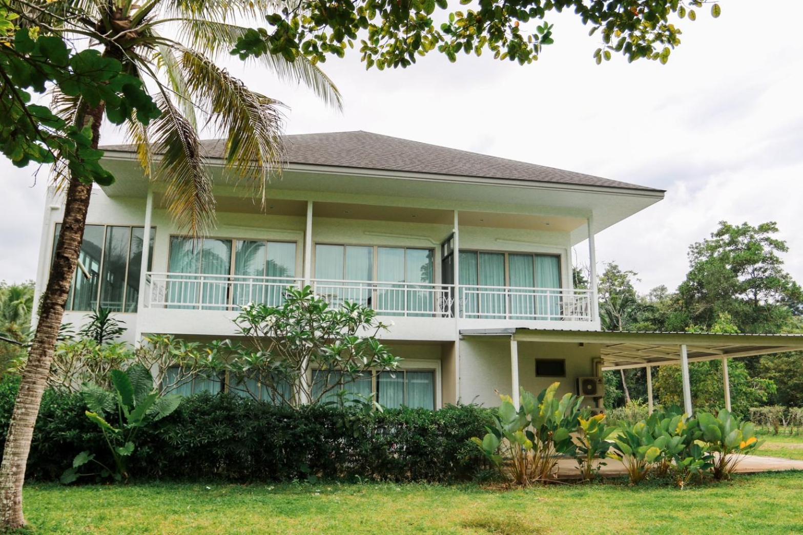 Blu Monkey Pooltara & Pet Friendly Resort