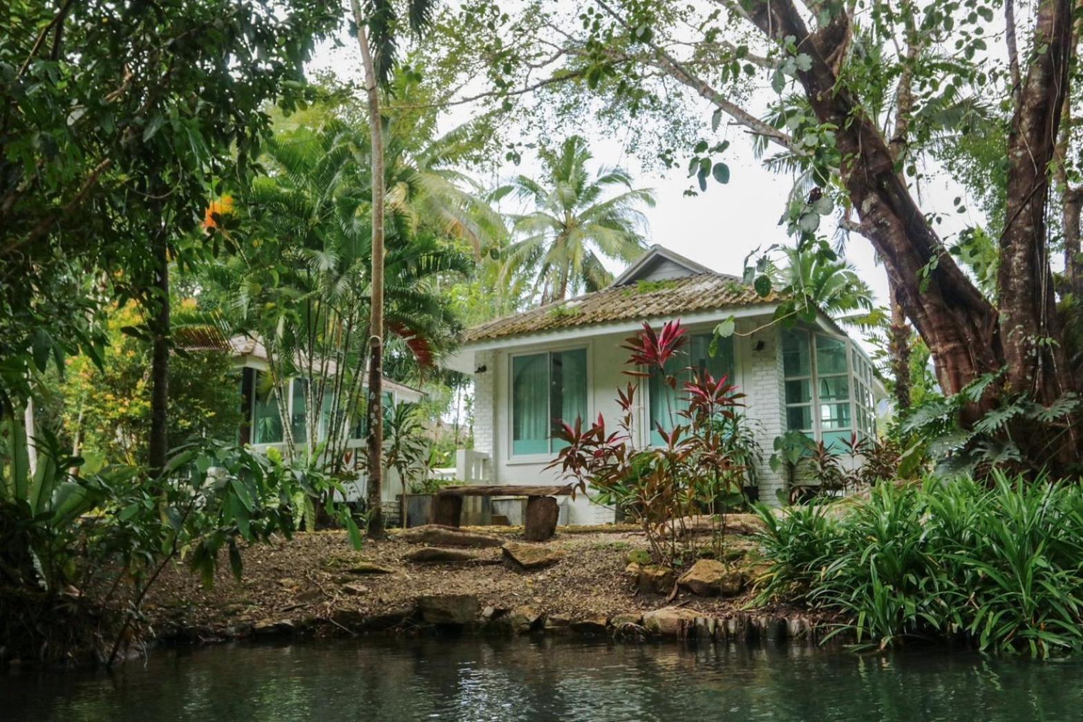 Blu Monkey Pooltara & Pet Friendly Krabi