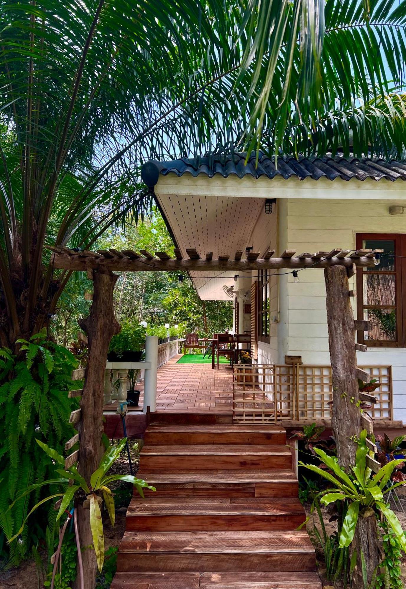 Kood Life Guest house 4*