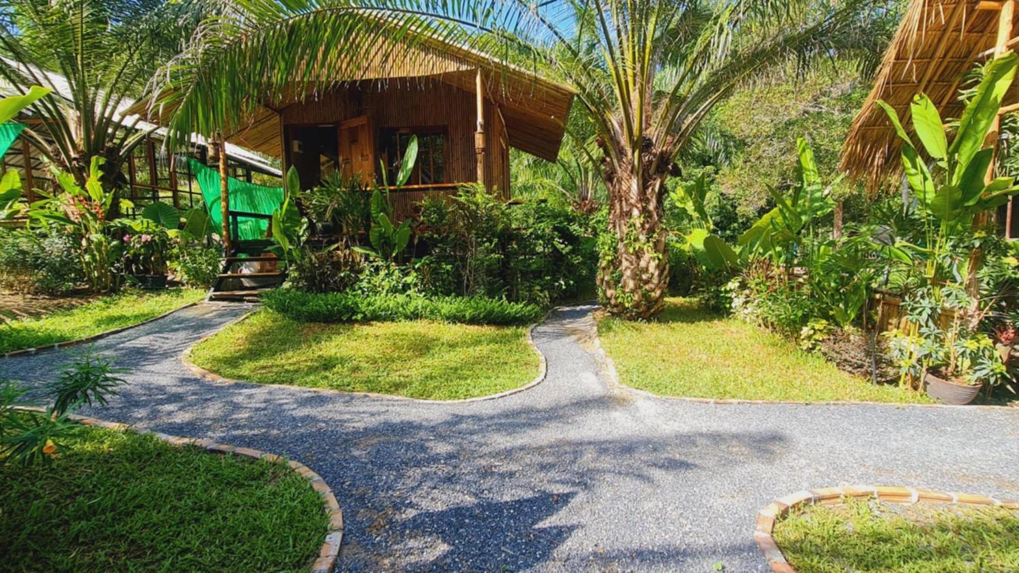 Tee In The Jungle Hotel *