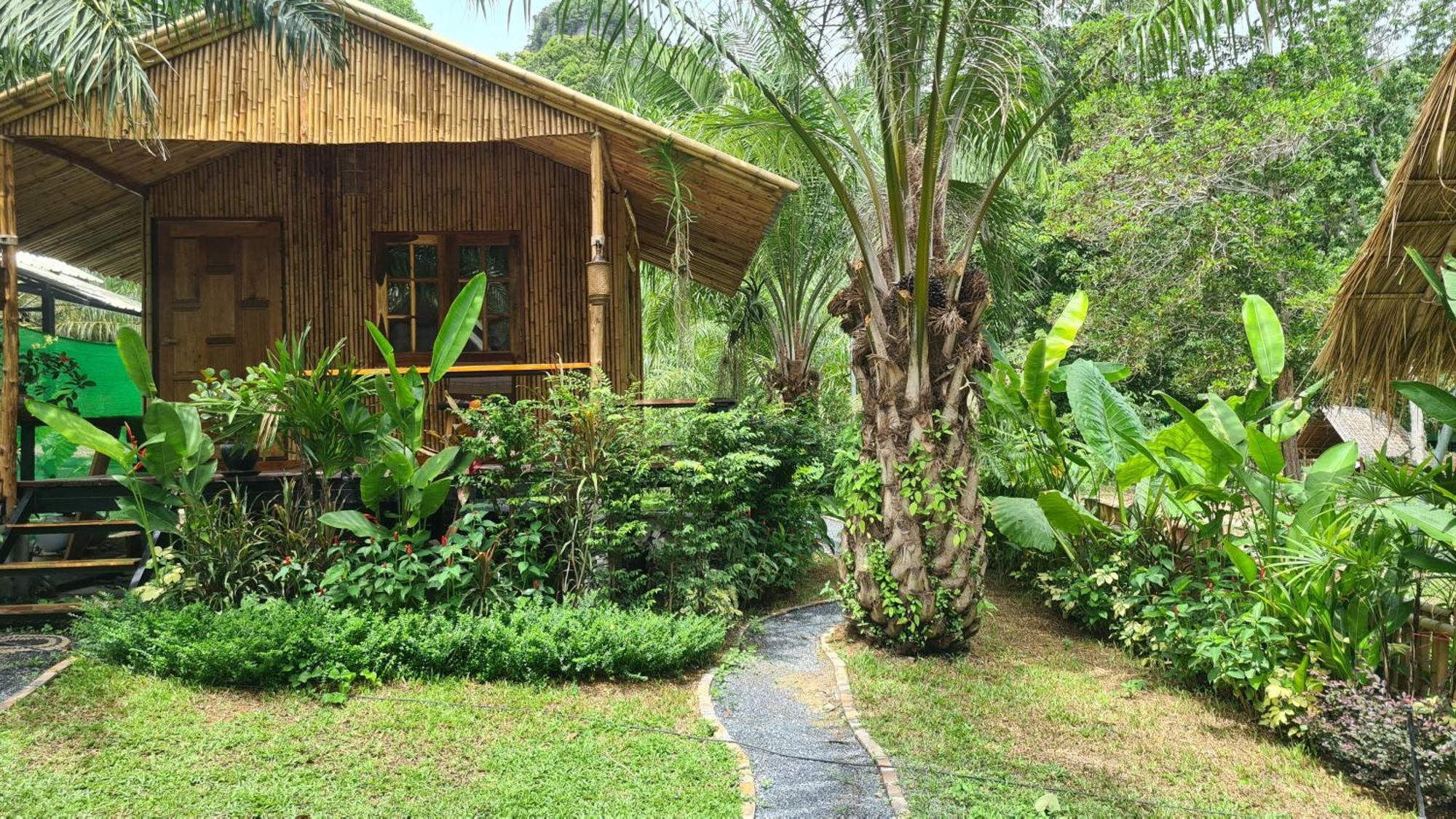 Hotel Tee In The Jungle *
