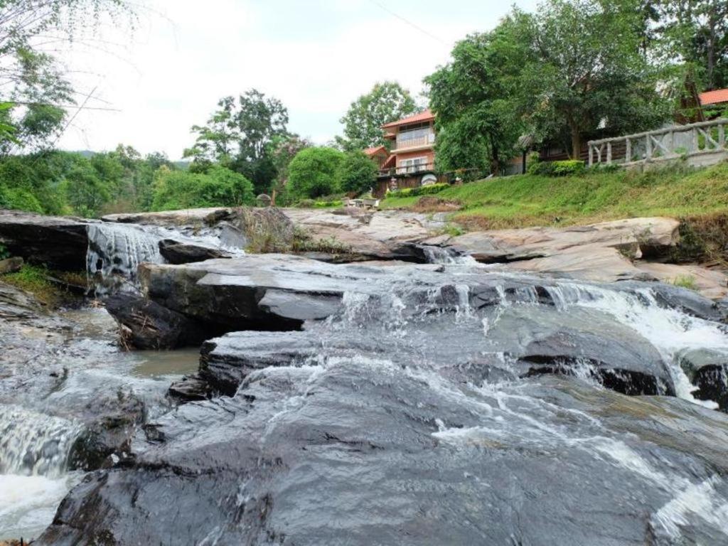 Sai Nam Wang Ban Huai Rin